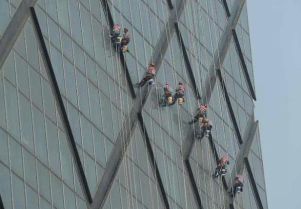 高層玻璃幕墻清洗機(jī)器人面世